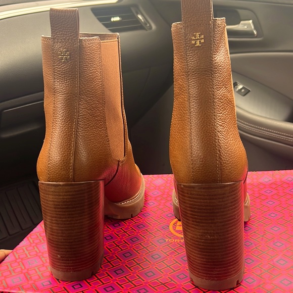 NIB Tory Burch Carson Lug sole 70MM leather ankle boots toasted caramel. - Picture 3 of 8